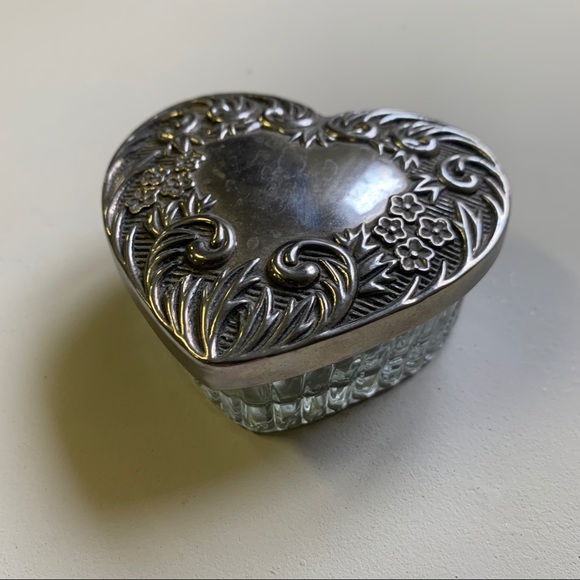 Heart shaped glass container with metal lid - Picture 2 of 8